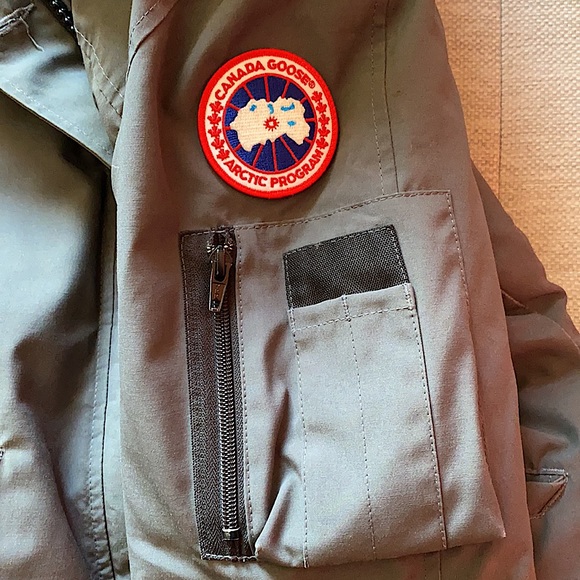 Women’s Large Canada Goose Down Jacket - Picture 3 of 3